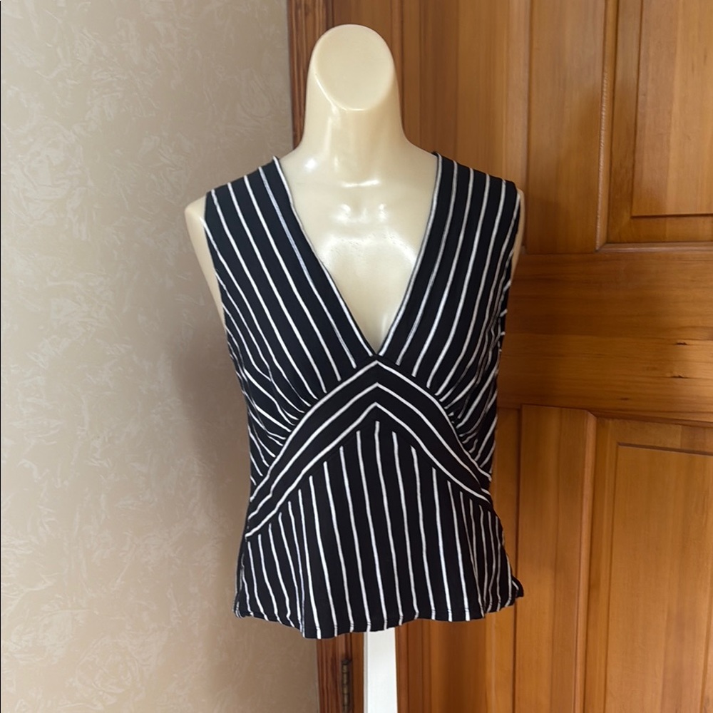 Banana Republic sleeveless Black and White V-Neck Blouse